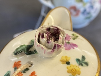 Deux verseuses en porcelaine de Meissen &agrave; d&eacute;cor floral, Allemagne, 18/19&egrave;me